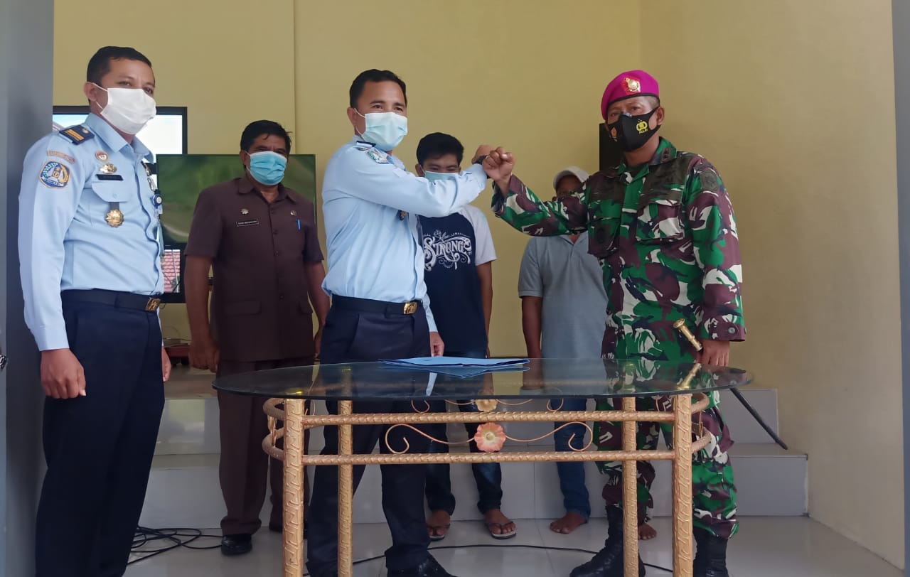 Lanal Melonguane Serahkan 2 Warga Filipina ke Pihak Imigrasi Tahuna